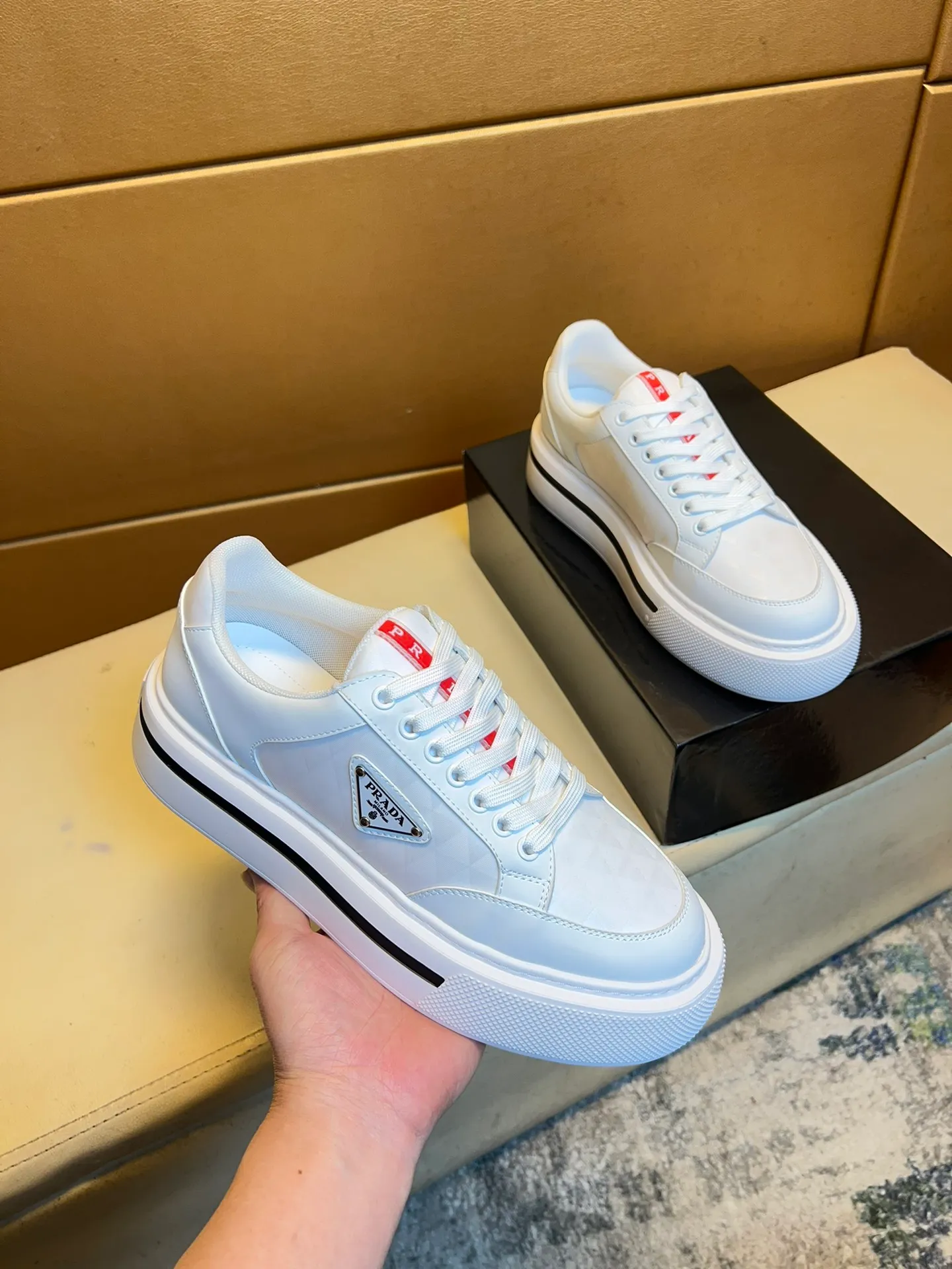 pp560💰👑👑《PRADA》【Classic Original Version】Prada: Top 🔝 Purchasing Agent 🔍🔍Sold at the latest men’s counter simultaneously, imported high-quality original version from Italy 🇮🇹: 🔝Brand silk calfskin·Shoe height, brand logo·Brand high mercerized canvas cloth·Tongue screen printing Brand logo: Prominent (high-end, extravagance, class), exquisite workmanship (imported Italian 🇮🇹 water-based mesh lining, 🐂cowhide feet), soles: original soles specially provided by the original factory, double-layer movable molding: transparent air cushion bottom, environmentally friendly, wear-resistant, ultra-light, comfortable, 🌲🌲🌲, real-life photos 🎬The real ones are more beautiful Wide code number 38-44 (45 46 customized)